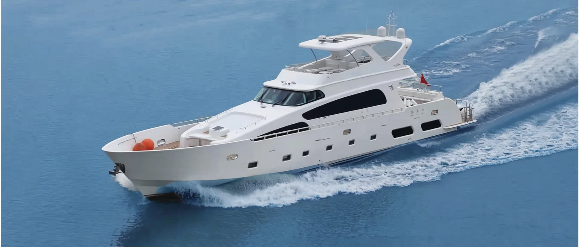 27 m sport fishing and leisure boat with flybridge underway