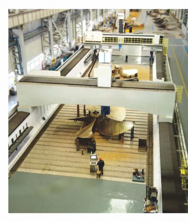 Five-axis machining of a large propeller in partner workshop